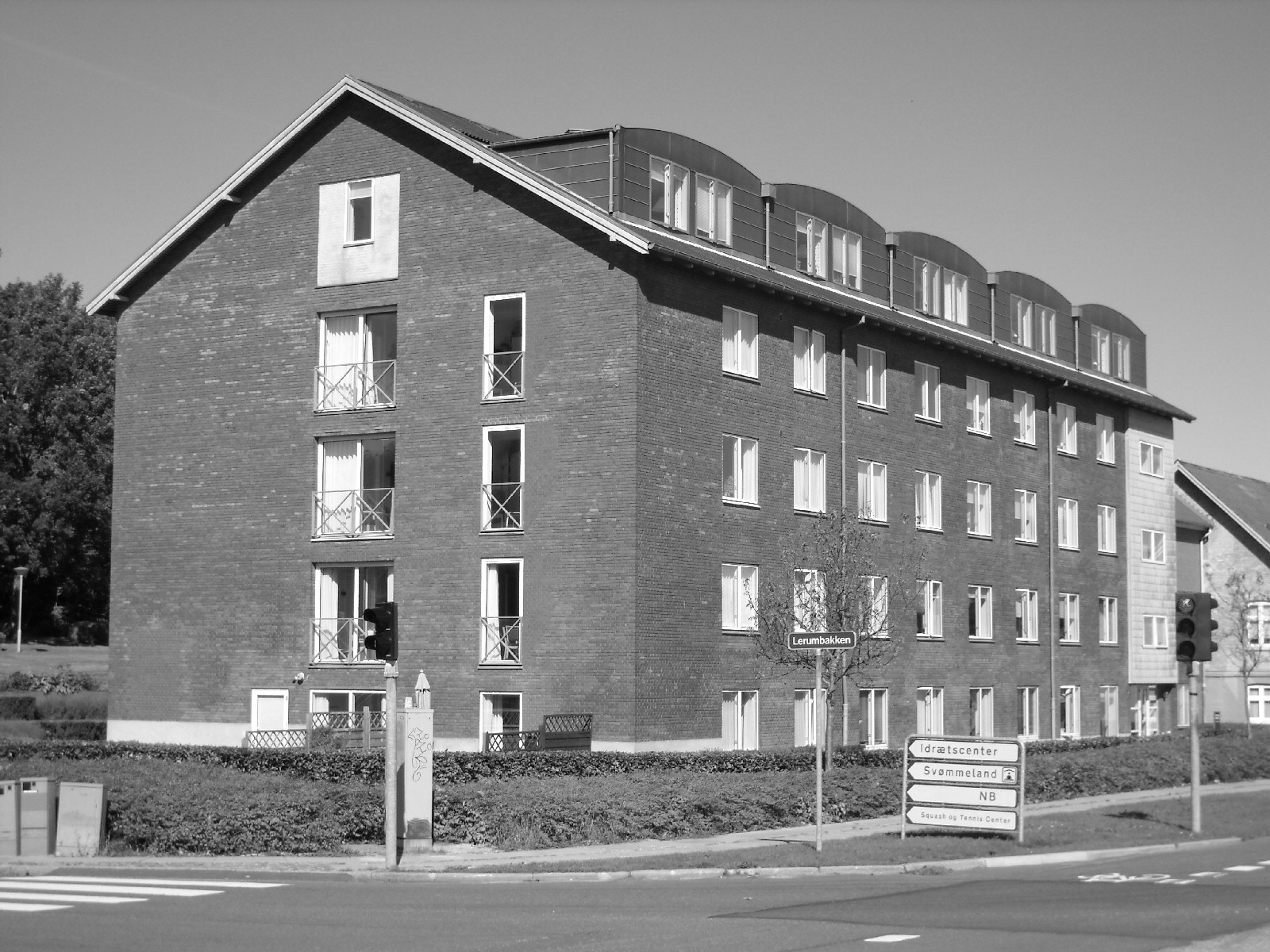 Plejehjemmet Uttrupgaard ligger på hjørnet af Østergade og Lerumbakken